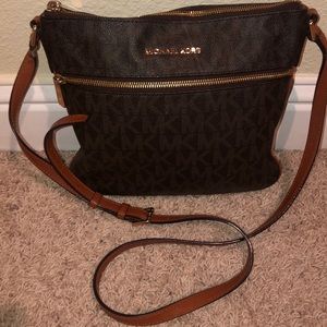 Michael Kors Signature crossbody Purse!